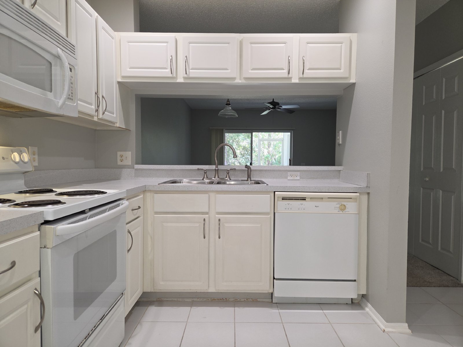 Immaculate 2 Bedroom 1.5 Bath Townhome In New Tampa! property image
