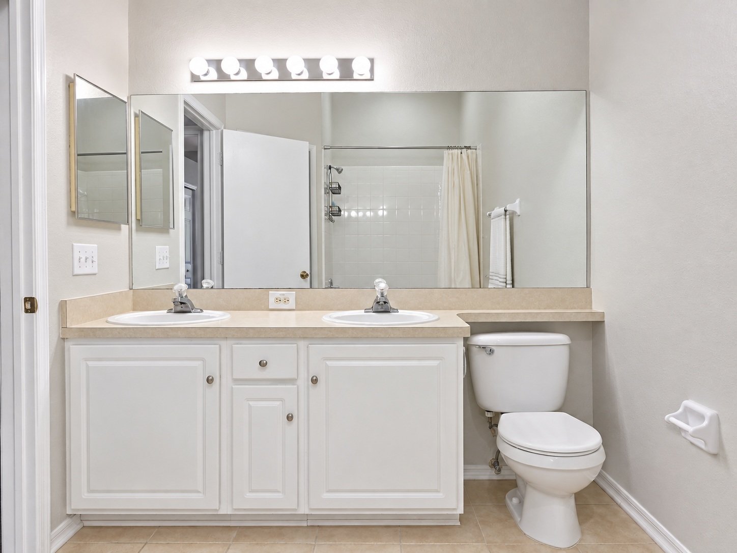 Immaculate 2 Bedroom 1.5 Bath Townhome In New Tampa! property image