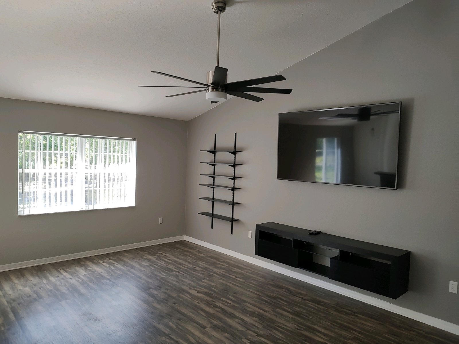 Beautiful 3 Bed 2 Bath Home On Large Fully Fenced Yard property image