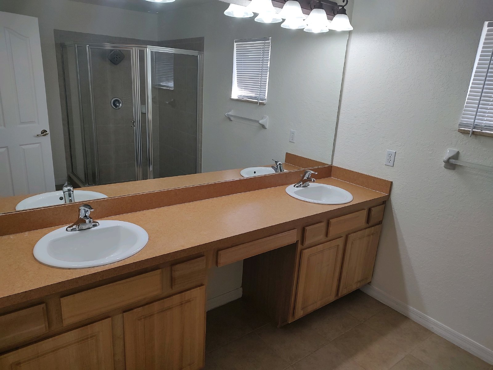 Beautiful 3 Bed 2 Bath Home On Large Fully Fenced Yard property image