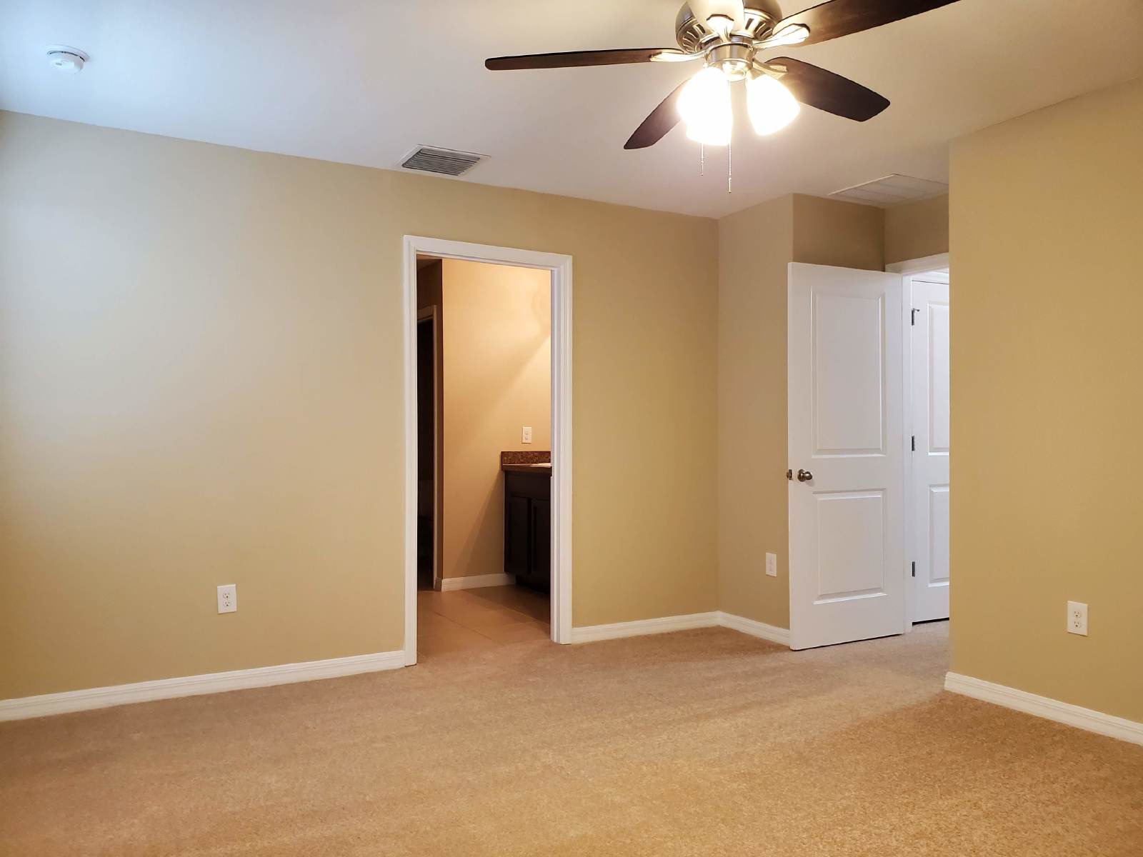 4 Bed, 2.5 Bath Home In EPPERSON Lagoon Community! property image