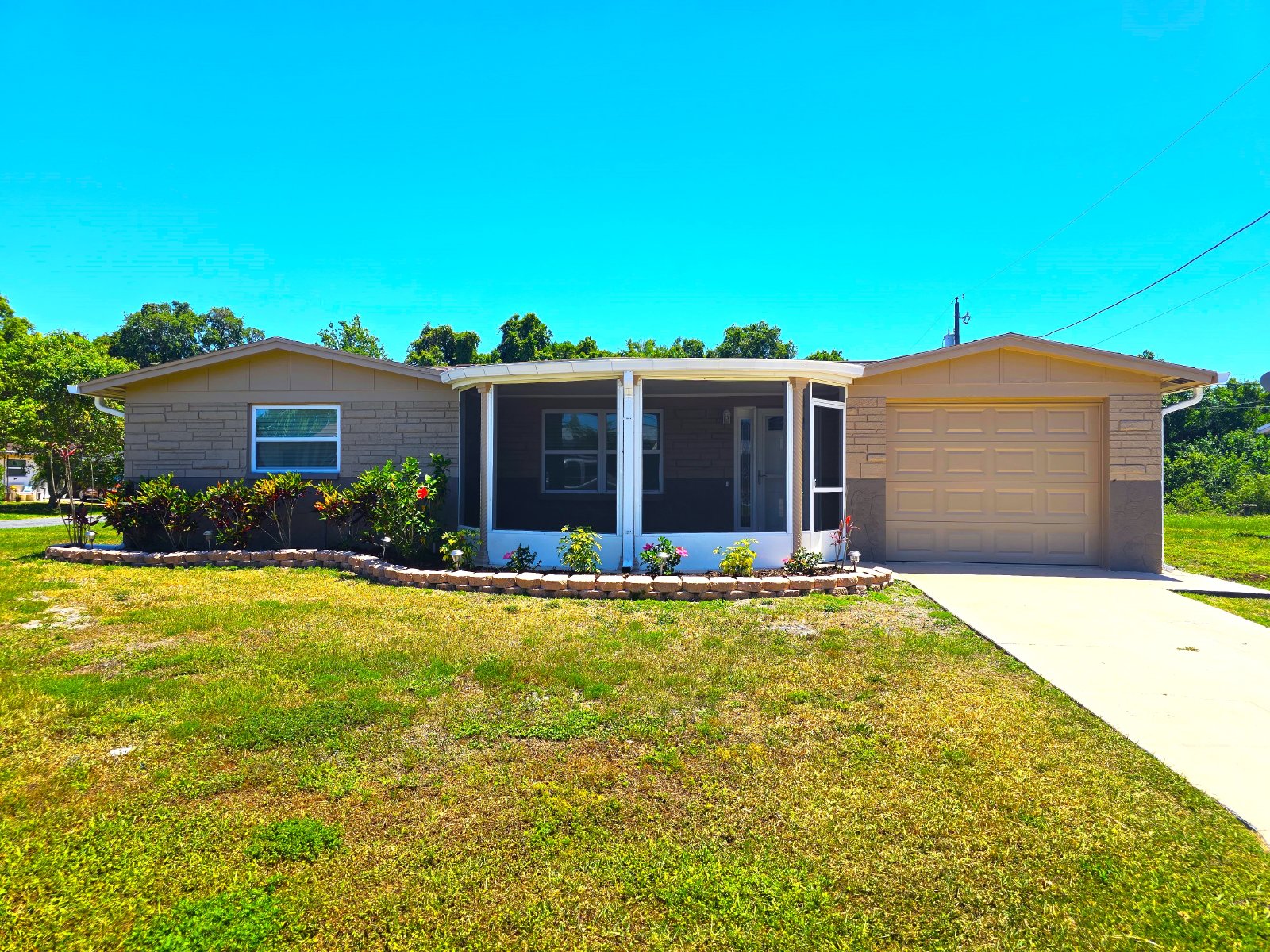 2/2/1 Located in Holiday, FL! Available 5/1! property image